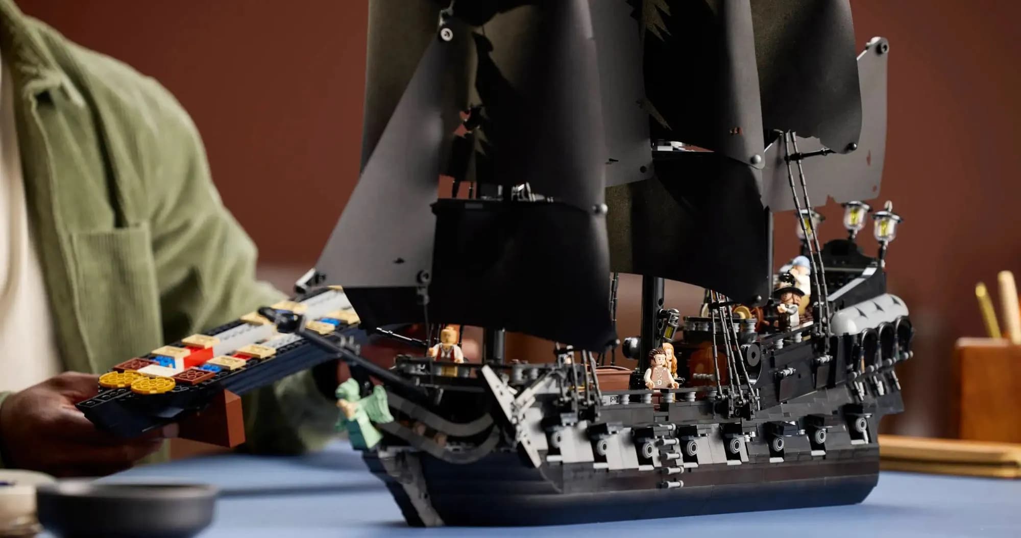 Конструктор LEGO Icons Пиратский корабль капитана Джека Воробья (10365)