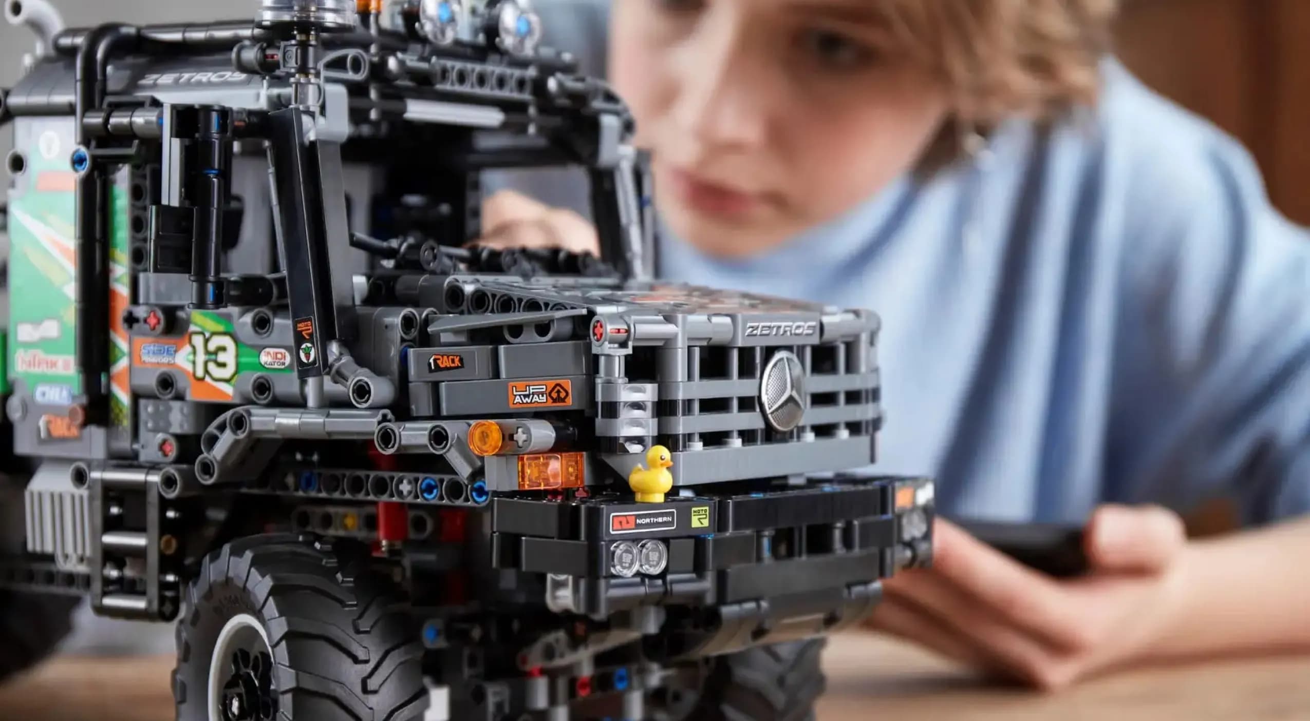 Конструктор LEGO Technic Грузовик для испытаний Mercedes-Benz Zetros 4x4 (42129)