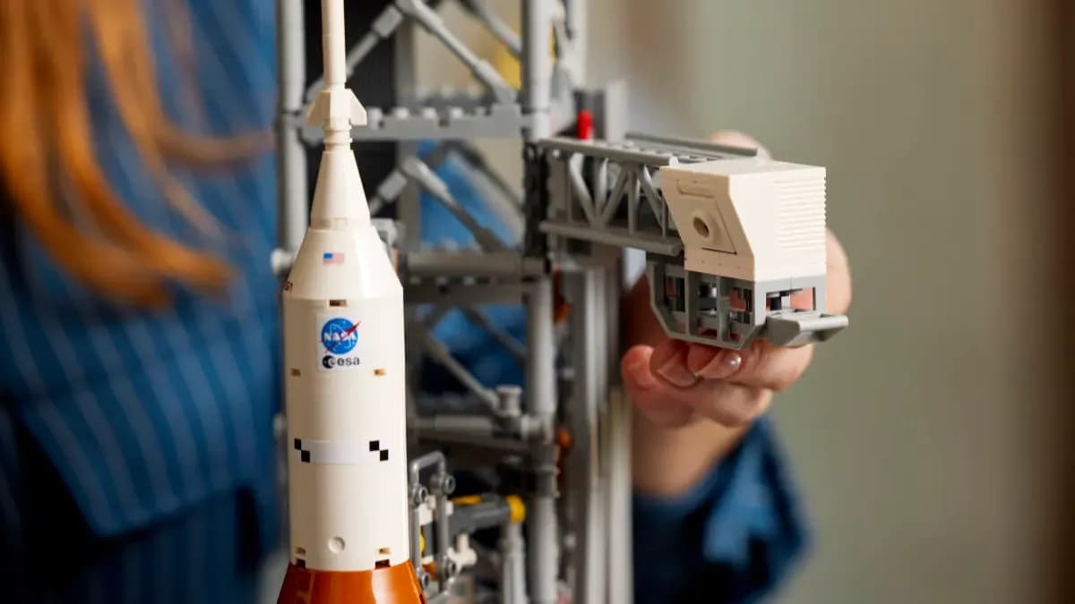 Конструктор LEGO Icons Система космического запуска NASA «Артемида» (10341)